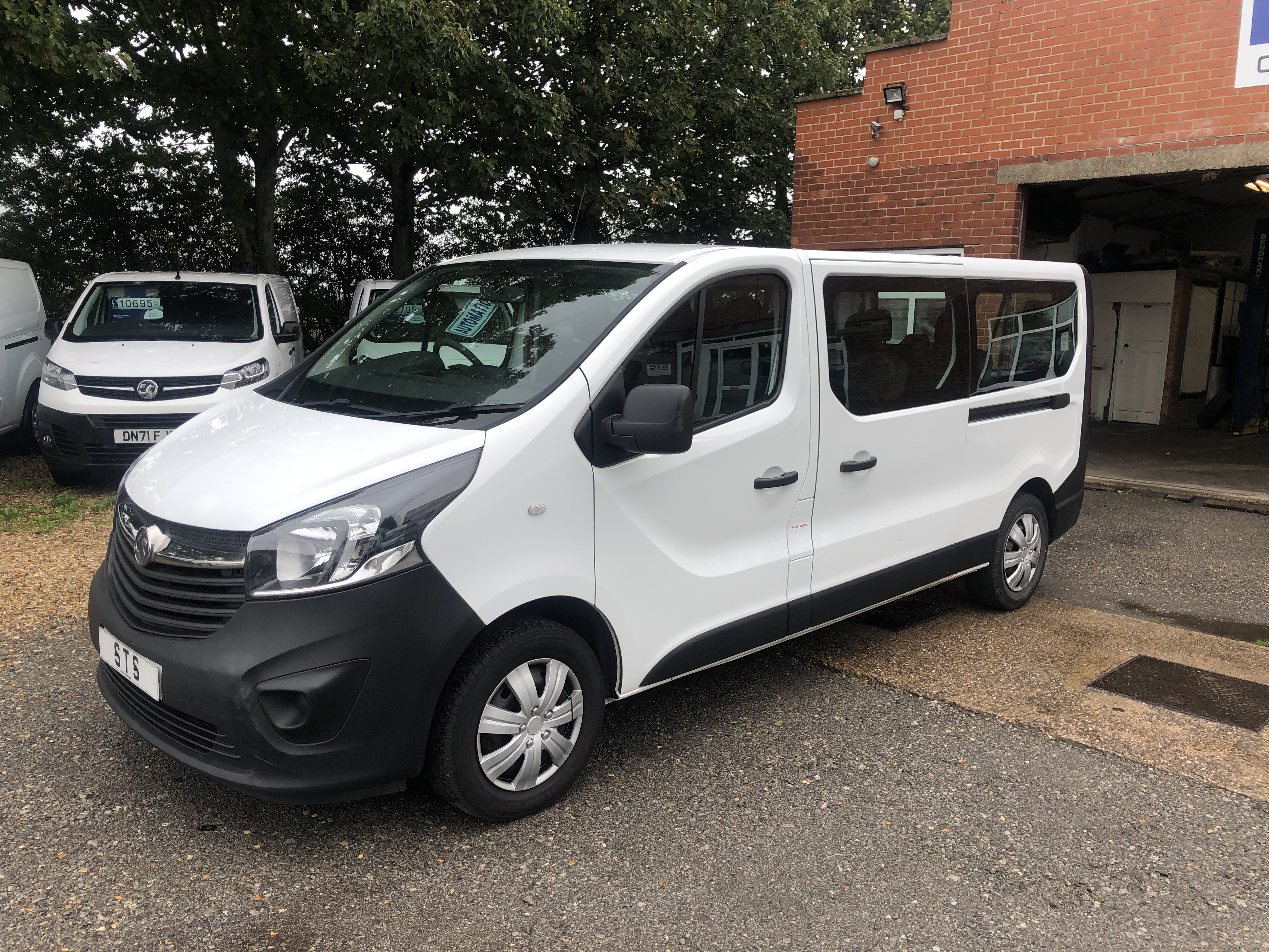 ’68’ VAUXHALL VIVARO L2 LWB 9 SEATER.