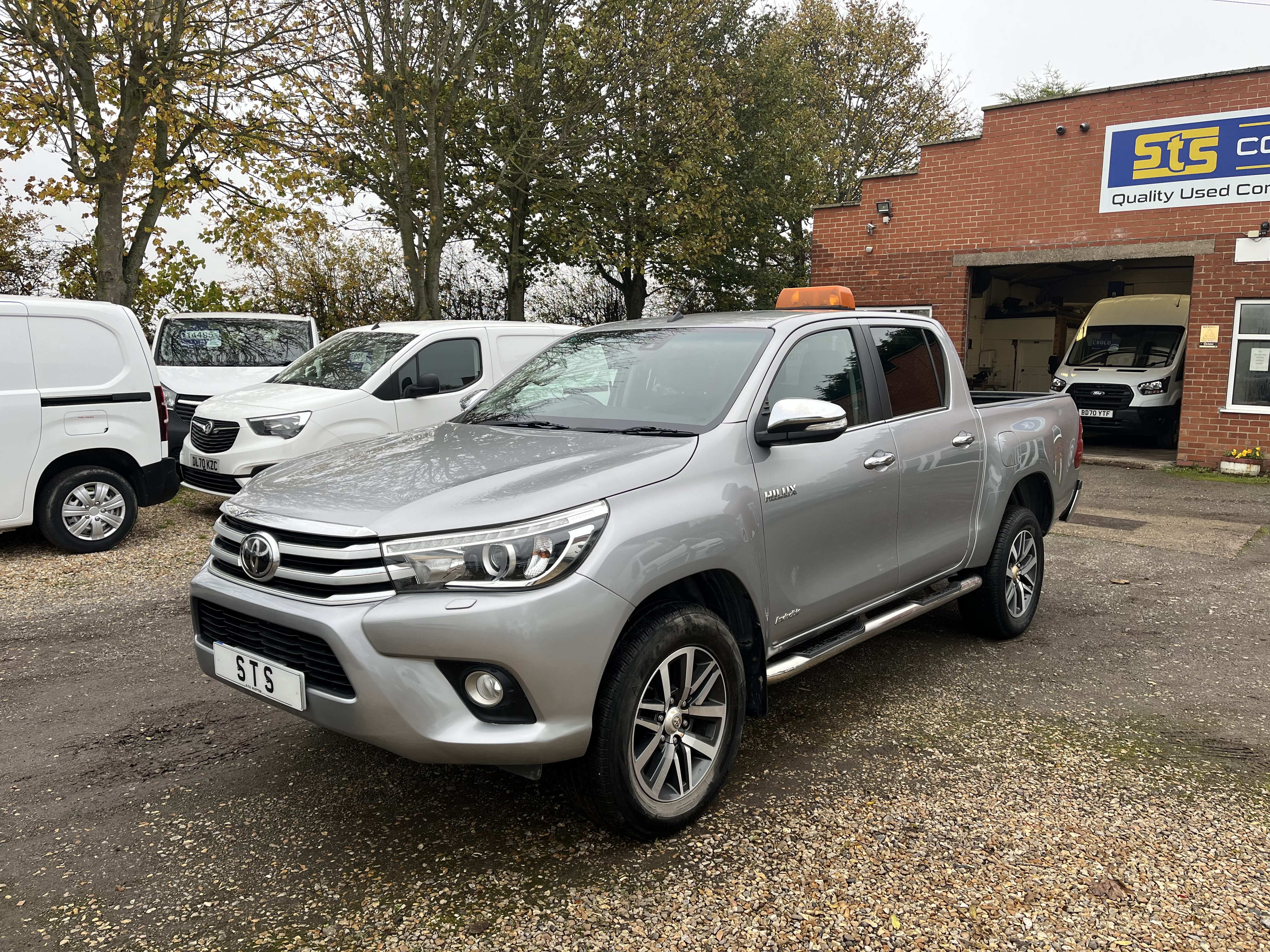 ’17’ TOYOTA HI-LUX 4×4 INVINCIBLE Double Cab D4D